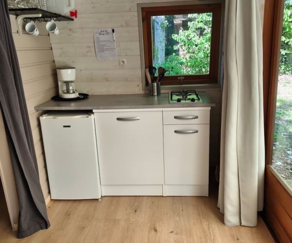 Vue intérieur d'une hutte en bois