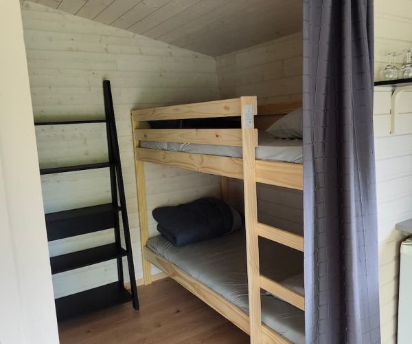 Vue intérieur d'une hutte en bois