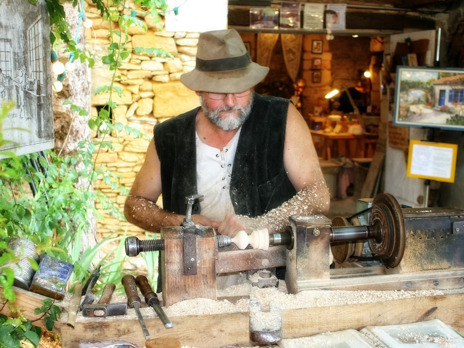 Travail d'un artisan dans le Périgord