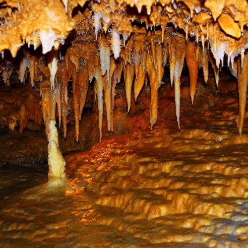 Formation rocheuse au sein d'une grotte du Périgord, France